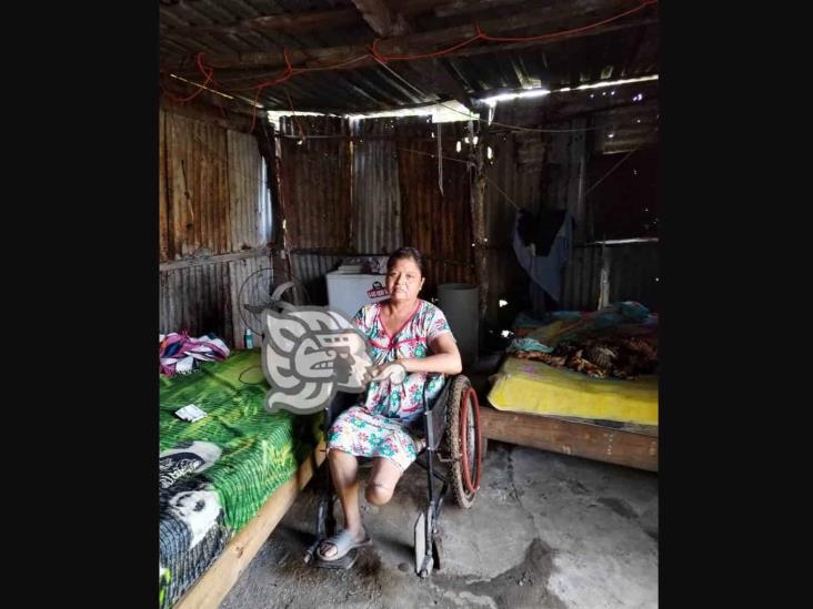 Doña Beatriz, en soledad, discapacitada y su casa a punto del colapso en Coatzacoalcos