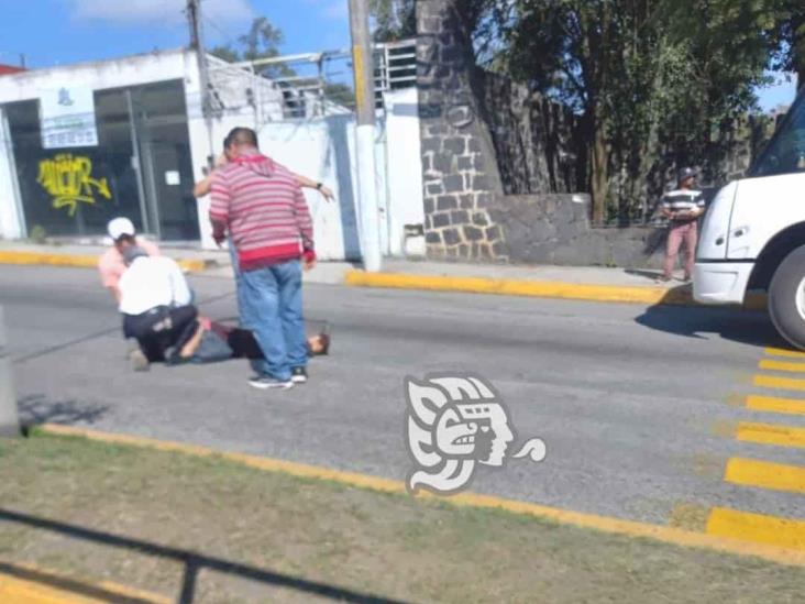 Motociclista arrolla a mujer en avenida 20 de Noviembre, en Xalapa