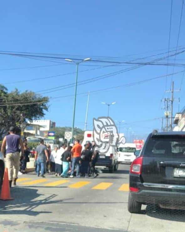 Motociclista arrolla a mujer en avenida 20 de Noviembre, en Xalapa