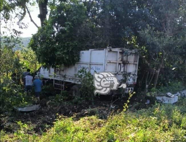 Camión de basura se accidenta en la carretera Fortín-Huatusco