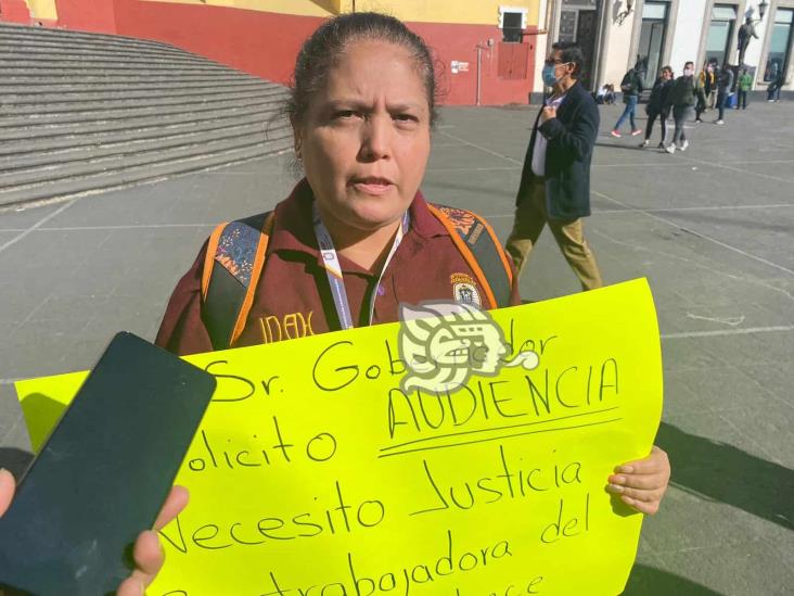 Trabajadora del IPAX protesta para ser reinstalada en Xalapa