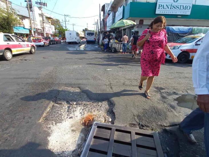 Baches “inundan” la zona de mercados de Veracruz; urgen su reparación