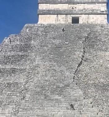 Turistas no pueden subir a pirámide de Chichén Itzá, lomitos sí