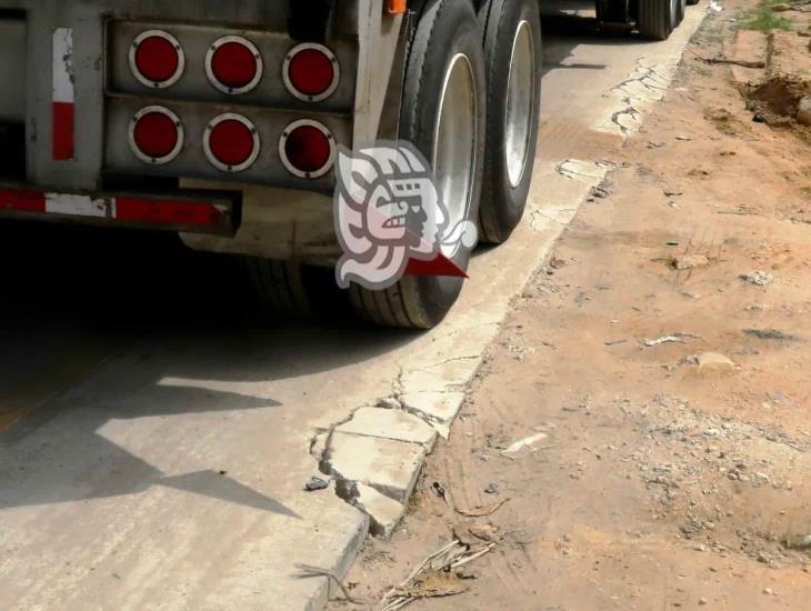 Tractocamiones destrozan aceras sin inaugurar en Coatzacoalcos