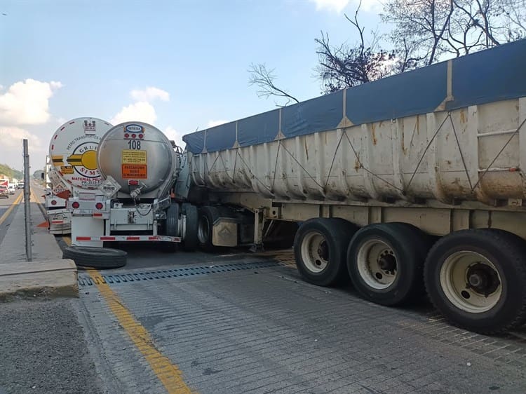 Tráiler sin frenos provoca carambola en puente Metlac de Ixtaczoquitlán