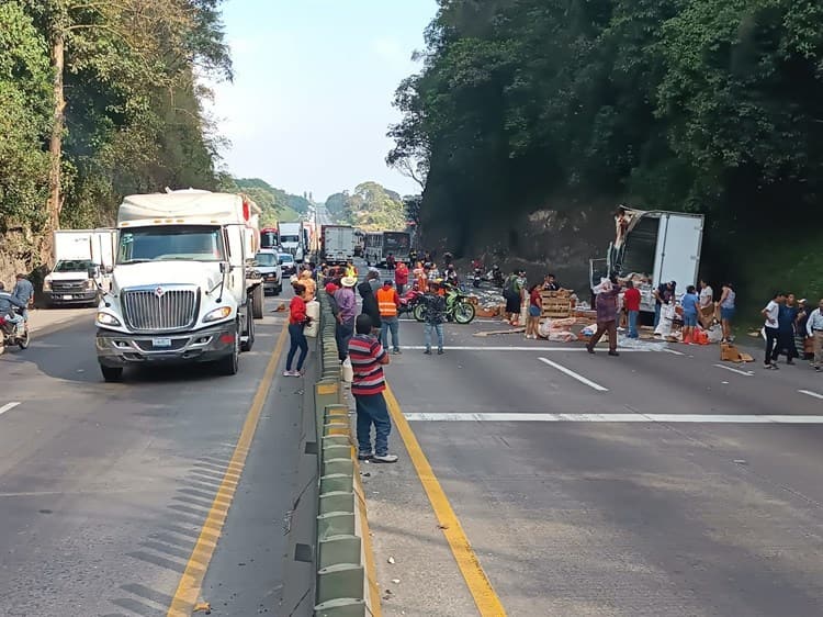 Tráiler sin frenos provoca carambola en puente Metlac de Ixtaczoquitlán