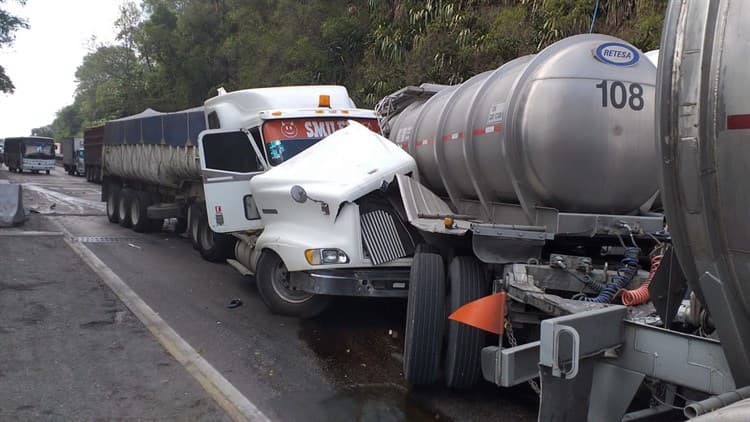 Tráiler sin frenos provoca carambola en puente Metlac de Ixtaczoquitlán