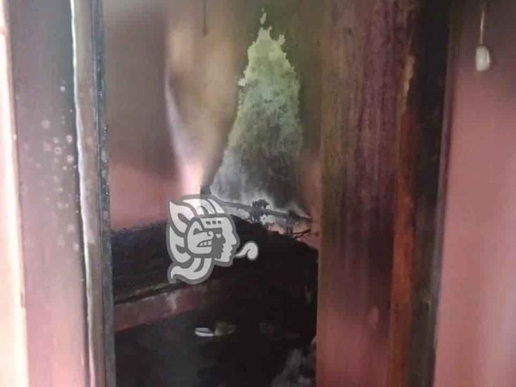Incendio en vivienda de Acayucan; un corto circuito, la causa (+Video)