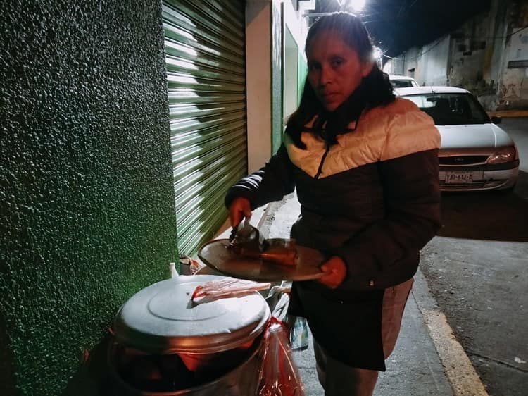 ¡No llegan los clientes! Sin repuntar, venta de tamales en Xalapa