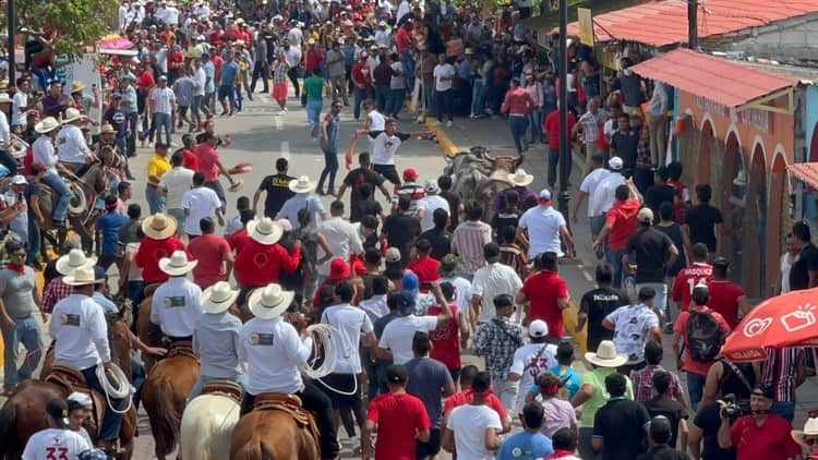 Arremeten contra 6 toros en encierro de Tlacotalpan