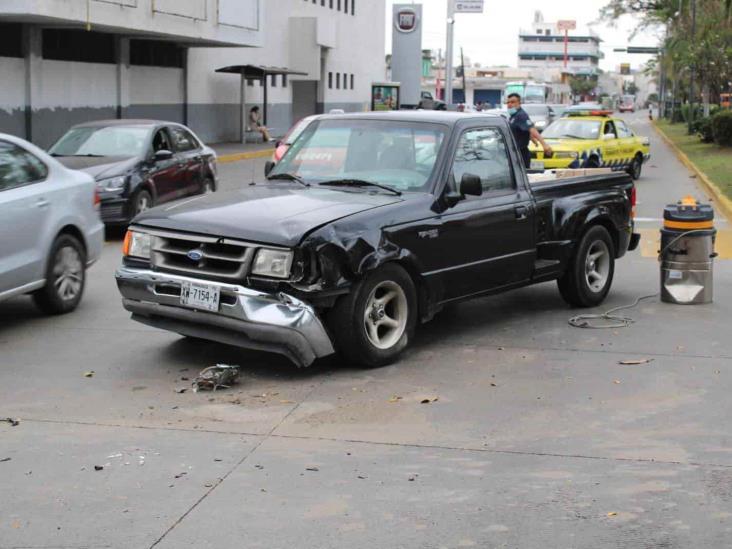 Semáforo averiado causa accidente en avenida Díaz Mirón de Veracruz