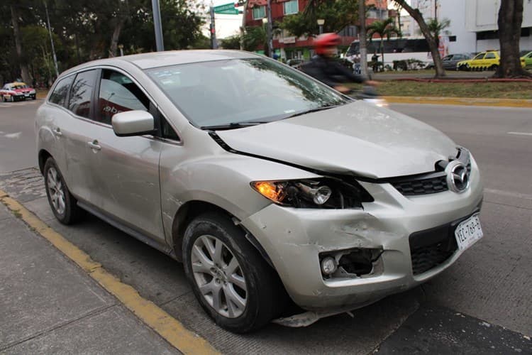Semáforo averiado causa accidente en avenida Díaz Mirón de Veracruz