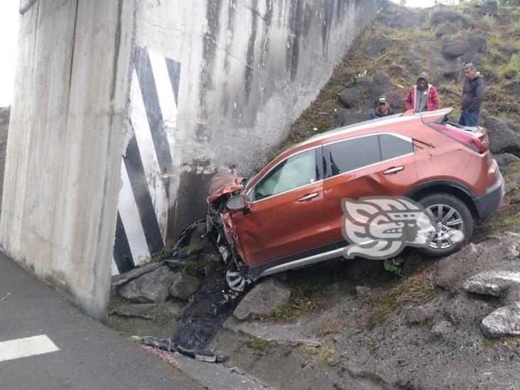 Quedan prensados al chocar contra un puente en la Xalapa-Perote