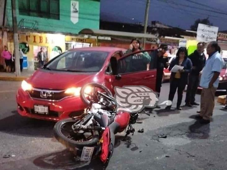 Accidente en Nogales deja un motociclista severamente lesionado