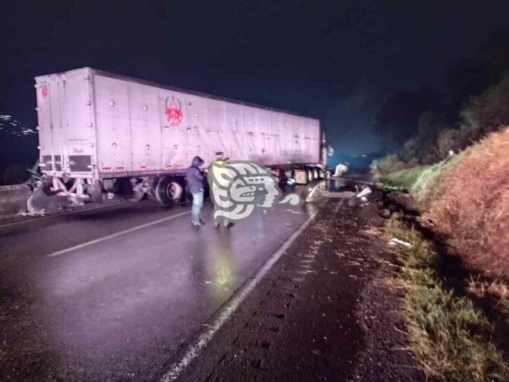Tráiler pierde el control y choca contra cerro en autopista Orizaba-Puebla