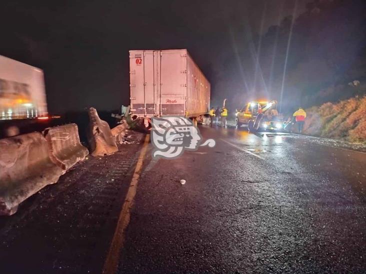 Tráiler pierde el control y choca contra cerro en autopista Orizaba-Puebla