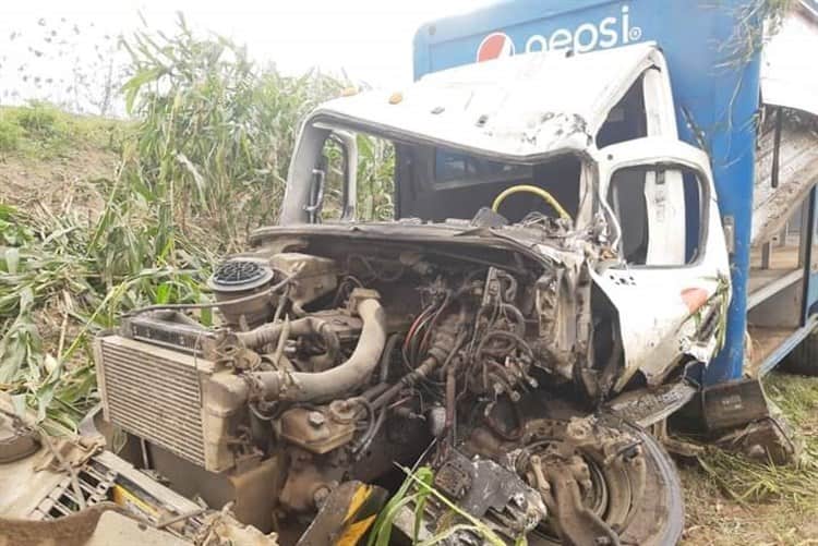 Camión de refresco se accidenta en carretera de Otatitlán; 2 heridos