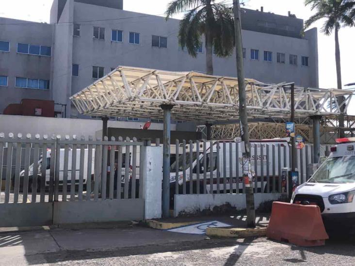 Se desprende parte del techo de hospital del ISSSTE en Veracruz por vientos de norte(+Video)