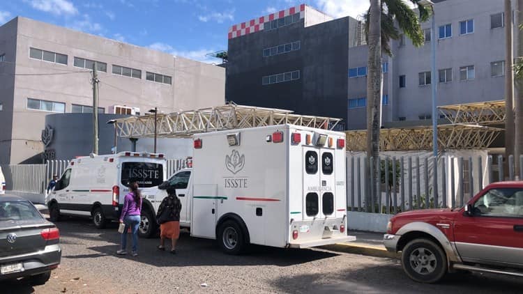Se desprende parte del techo de hospital del ISSSTE en Veracruz por vientos de norte(+Video)