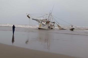 Encalla barco camaronero en playas de Tatahuicapan