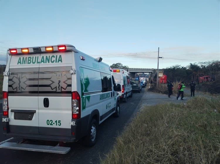 Camión de pasajeros se sale de la carretera Veracruz - Xalapa