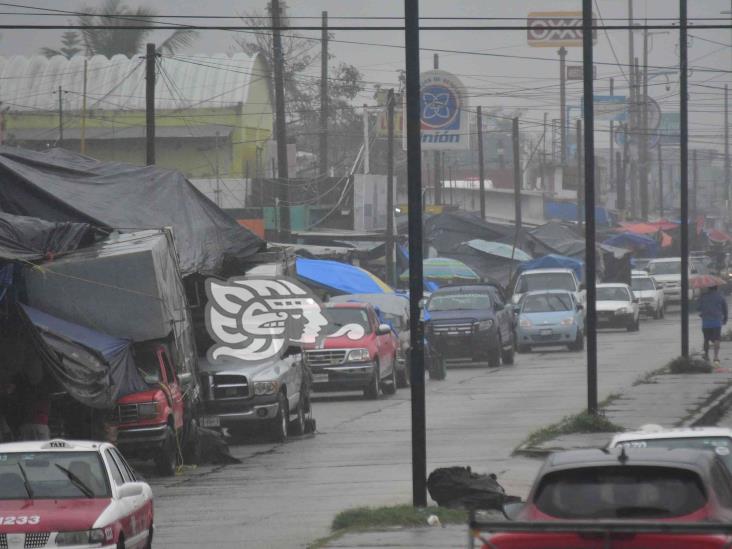 Lluvia enfrió las ventas en el tianguis de la Pancho Villa