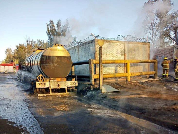 Tras presunto  huachicoleo, se incendian pipa y camioneta en León