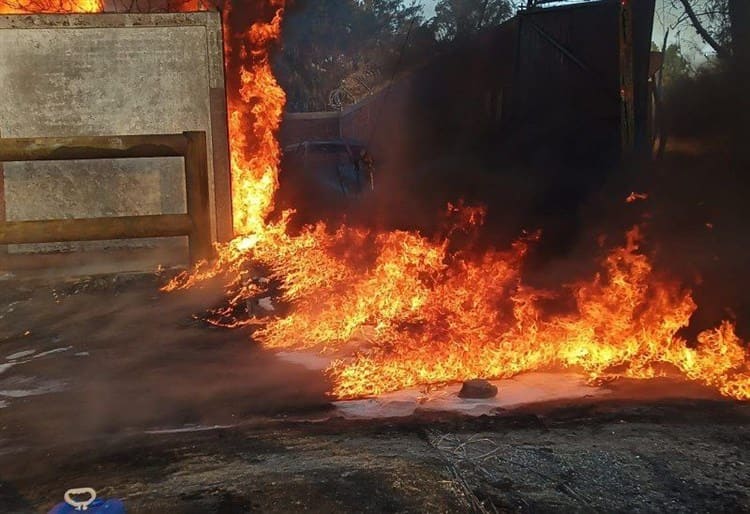 Tras presunto  huachicoleo, se incendian pipa y camioneta en León