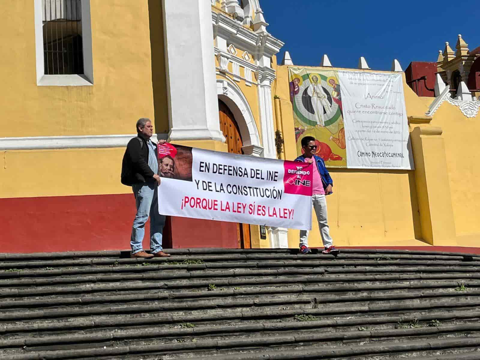 En Xalapa se manifiestan en defensa del INE