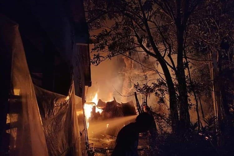 Incendio arrasa con dos viviendas en Ángel R. Cabada