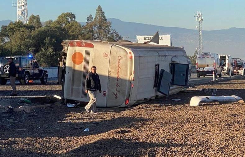 Vuelca autobús con peregrinos en la México-Puebla; hay 3 fallecidos y 25 heridos