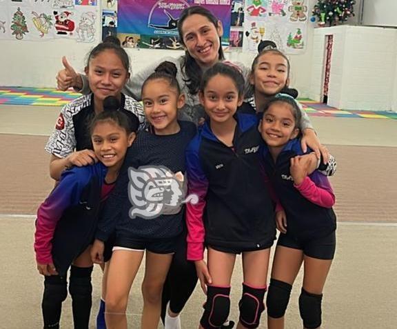 Entrenadora nacional de gimnasia rítmica supervisa avances de niñas xalapeñas