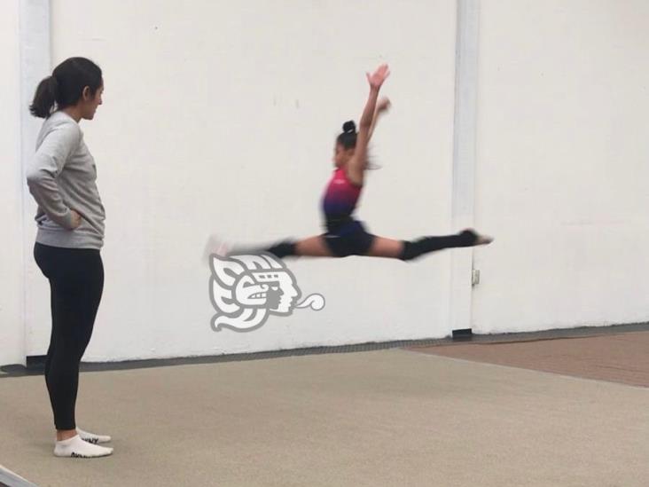 Entrenadora nacional de gimnasia rítmica supervisa avances de niñas xalapeñas