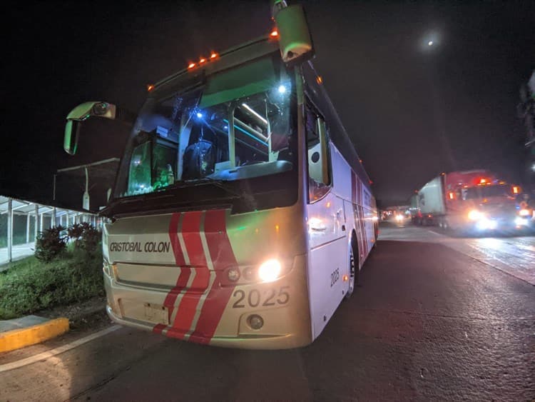 Persiste infierno en autopista de Acayucan; grupo armado disparó contra autobuses