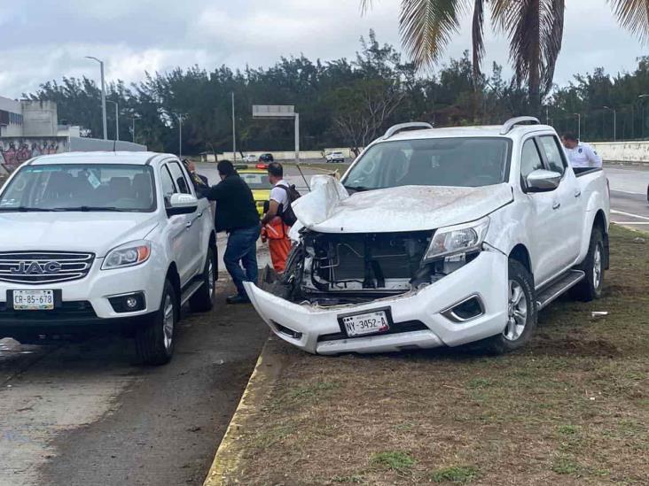 ¡Se llevan hasta la luminaria! Por lluvia, se accidentan conductores en el bulevard Fidel Velázquez