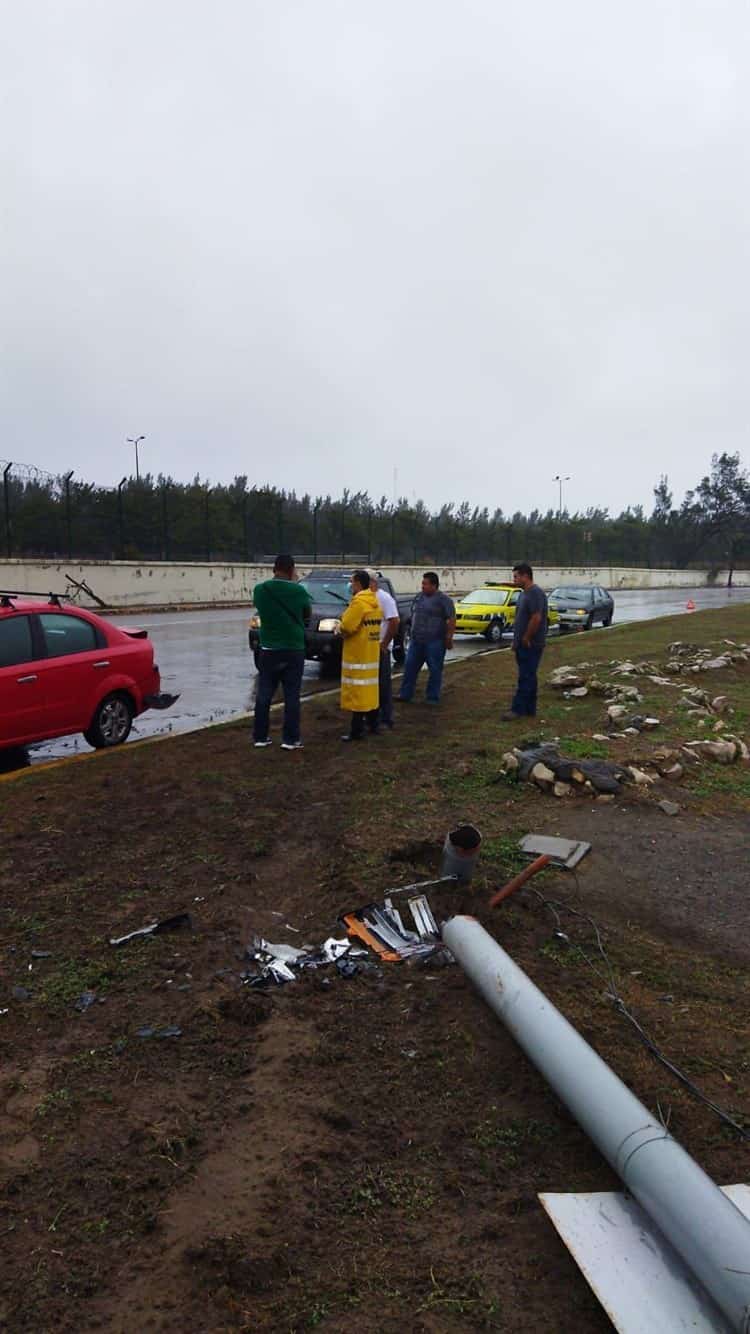 ¡Se llevan hasta la luminaria! Por lluvia, se accidentan conductores en el bulevard Fidel Velázquez