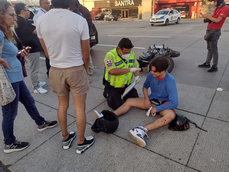 Jóvenes se impactan contra camioneta en bulevard de Boca del Río