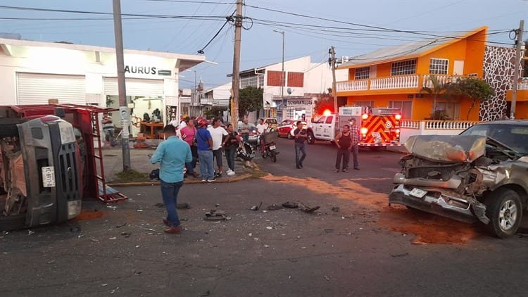 ¡Una termina volcada! Camionetas se accidentan en calles del centro de Veracruz