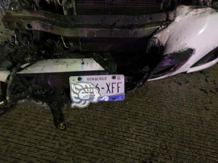 Taxi de Acayucan se incendia en Oluta; habría sido provocado