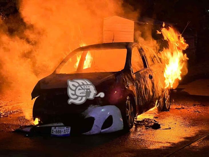 Taxi de Acayucan se incendia en Oluta; habría sido provocado