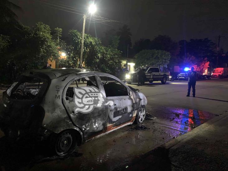 Taxi de Acayucan se incendia en Oluta; habría sido provocado