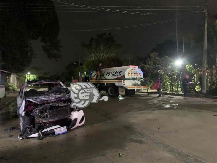 Taxi de Acayucan se incendia en Oluta; habría sido provocado