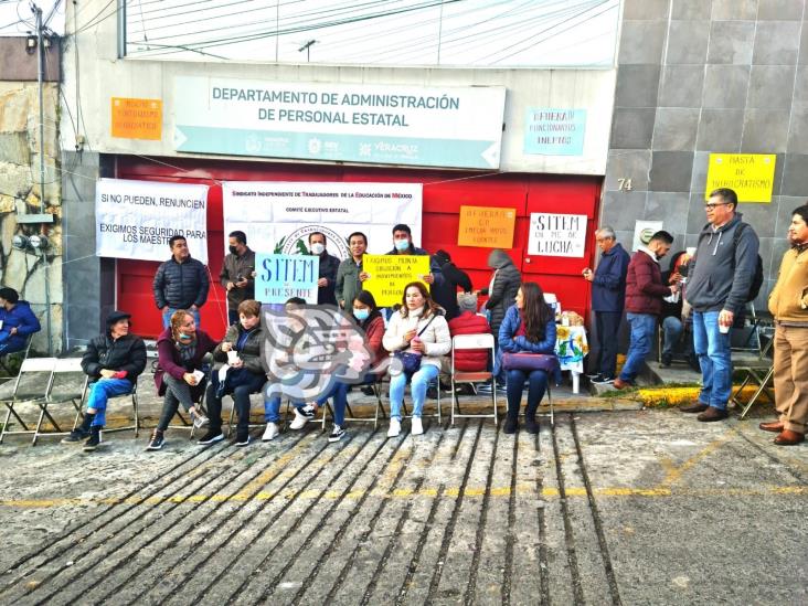 SITEV protesta para exigir renuncia de directora de Recursos Humanos de la SEV