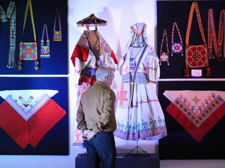 En Xalapa, exponen indumentaria tradicional mexicana