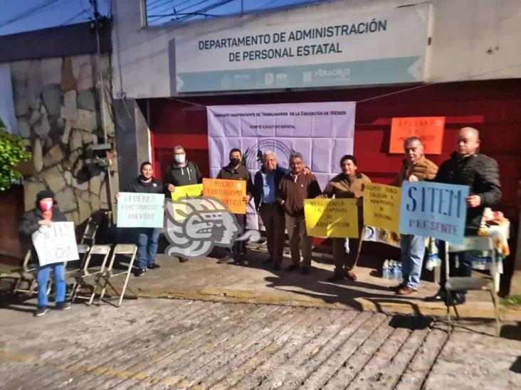 SITEV protesta para exigir renuncia de directora de Recursos Humanos de la SEV