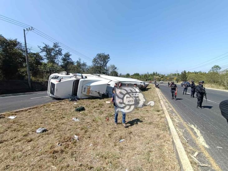 Tráiler cargado de leche en polvo volcó en la Xalapa-Veracruz