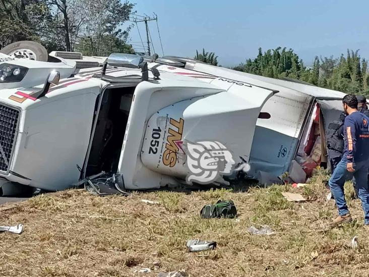 Tráiler cargado de leche en polvo volcó en la Xalapa-Veracruz