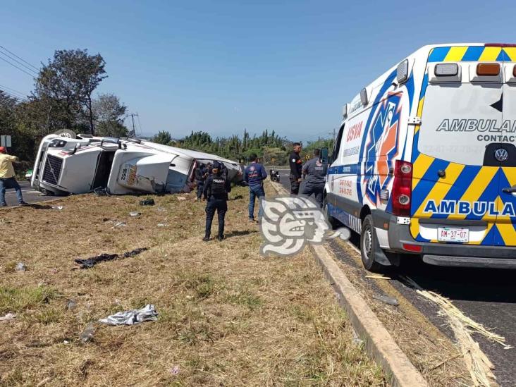 Tráiler cargado de leche en polvo volcó en la Xalapa-Veracruz