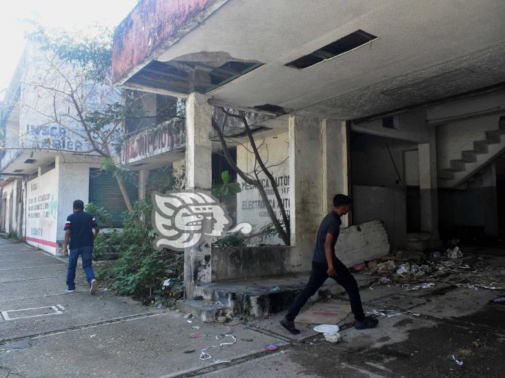 Un nido de vagos, edificio cercano a hospital de Coatzacoalcos