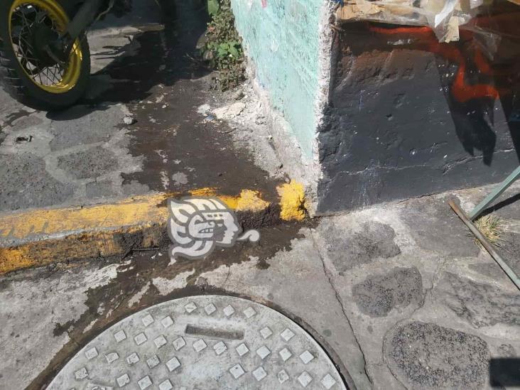 Xalapa: en Callejón del Diamante y Roa Bárcena, denuncian fuga de agua sucia; urgen atención